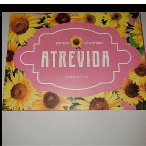 Atrevida Eyeshadow Palette